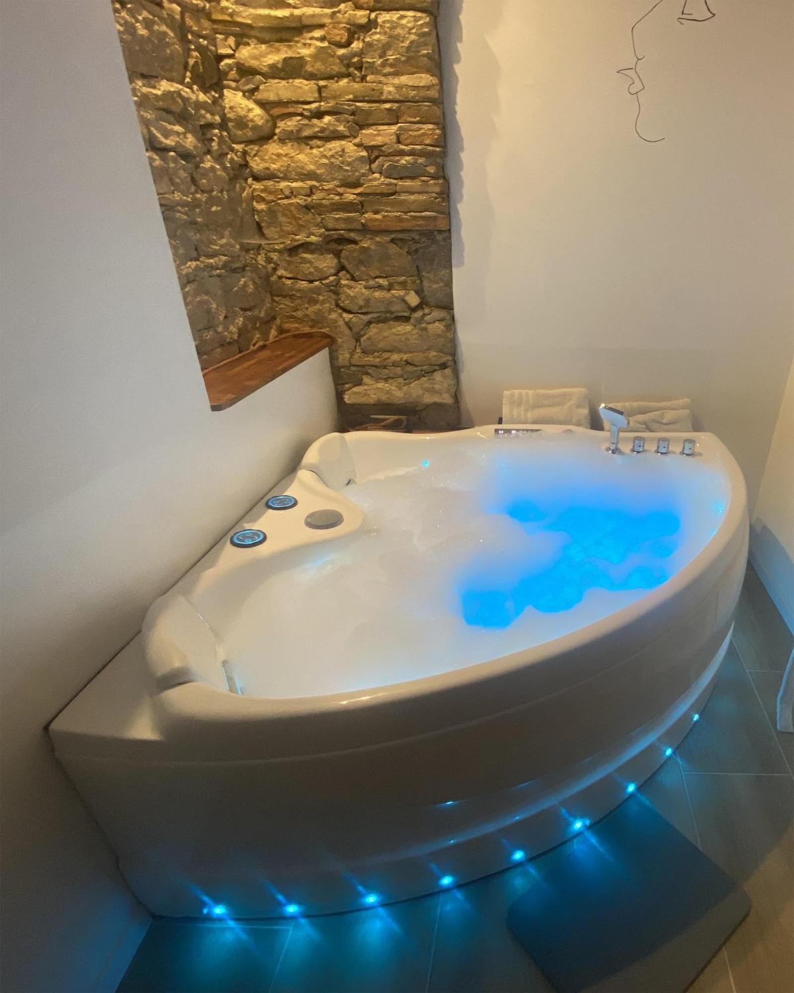 Love Room- Spa- Escale Amoureuse Puygaillard-de-Quercy Bagian luar foto